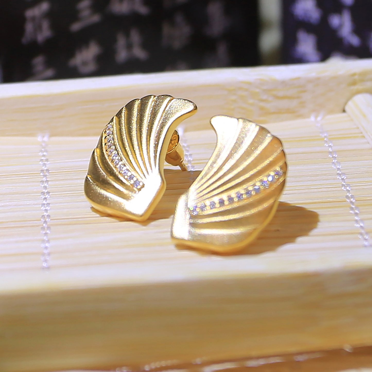 Owl-tail ridge ornament（Chiwei）