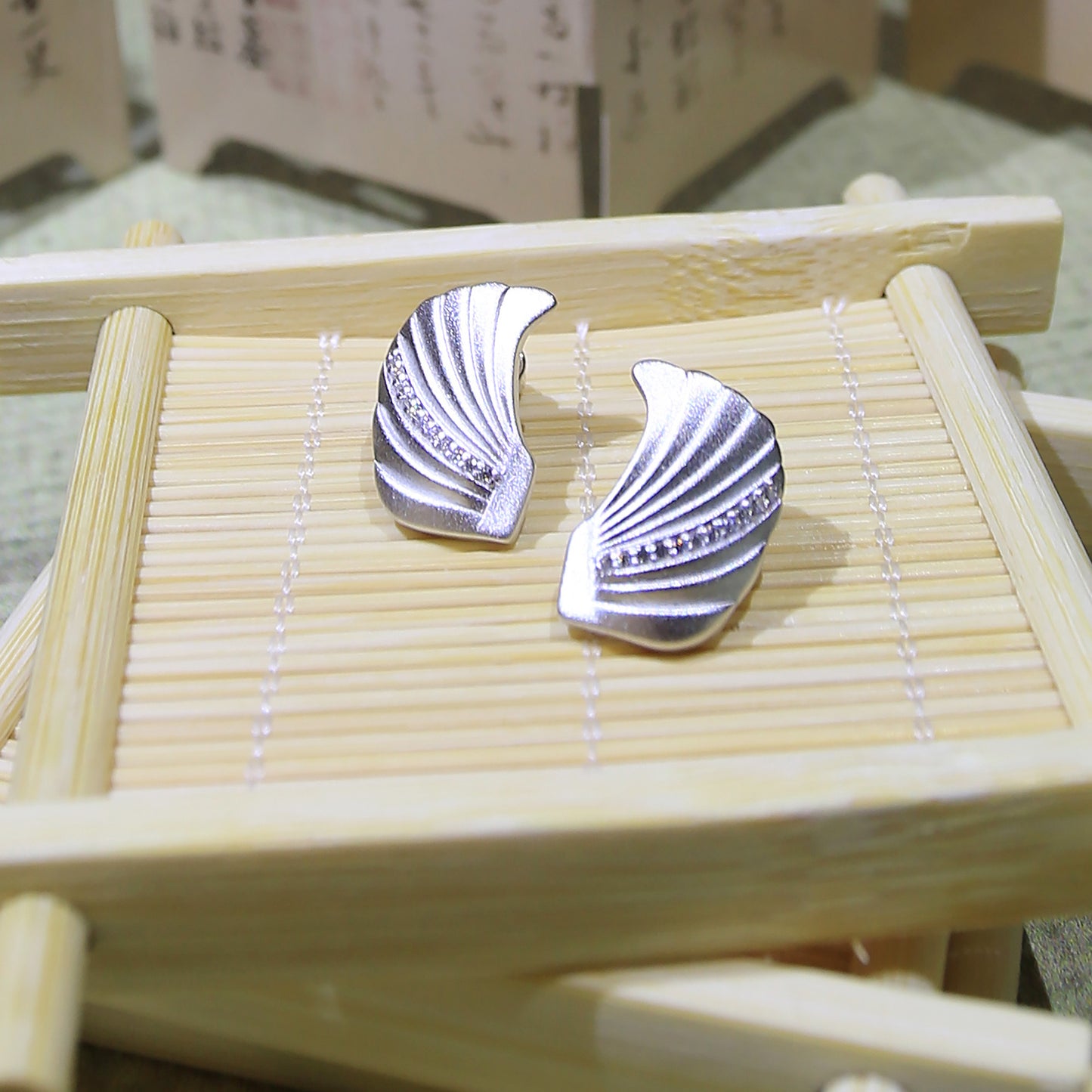 Owl-tail ridge ornament（Chiwei）